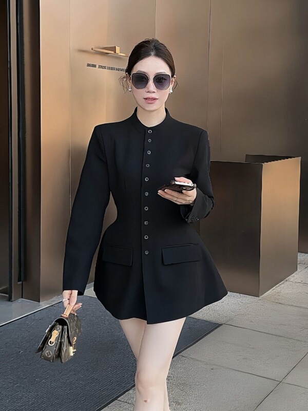 Black Slim-Fit Women's Blazer 2026 New Spring Style, Super Stylish and Chic, High-End Waist-Cinching Suit Jacket Black Slim-Fit Women's Blazer 2026 New Spring Style, Super Stylish and Chic, High-End Waist-Cinching Suit Jacket
