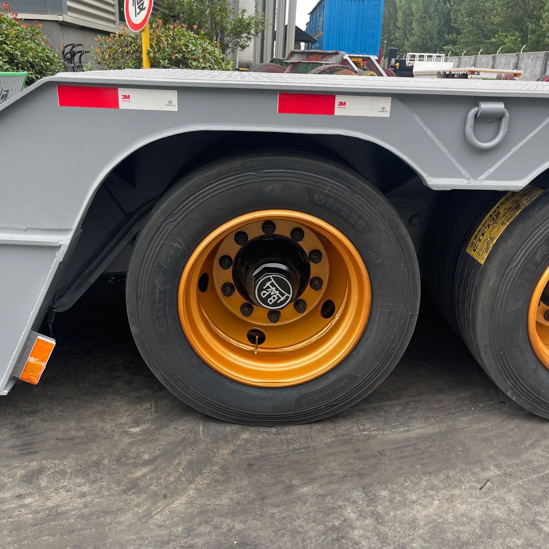 The Factory Supplies and Sells Special Low-Bed Semi-Trailers for Heavy Machinery Transport, Foldable Gooseneck Trailers with Powerful Engines