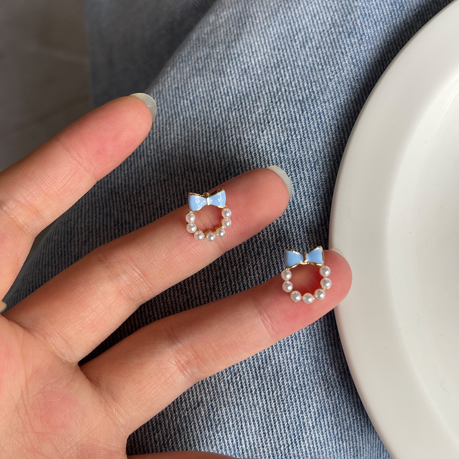 甘い青い蝶結びの真珠の耳の針の女性2023年の新型の潮のイヤリングの小さい大衆の設計感の耳の飾りの耳のクリップの女性