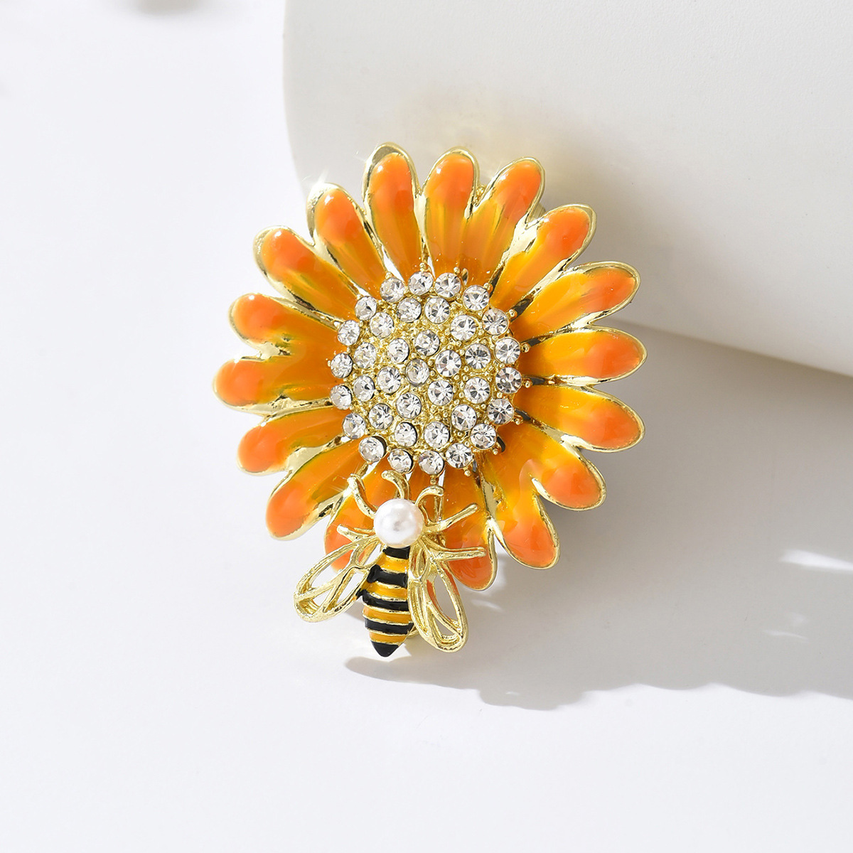 Spilla minimalista a forma di ape e margherita accessorio per donna_voghion.com