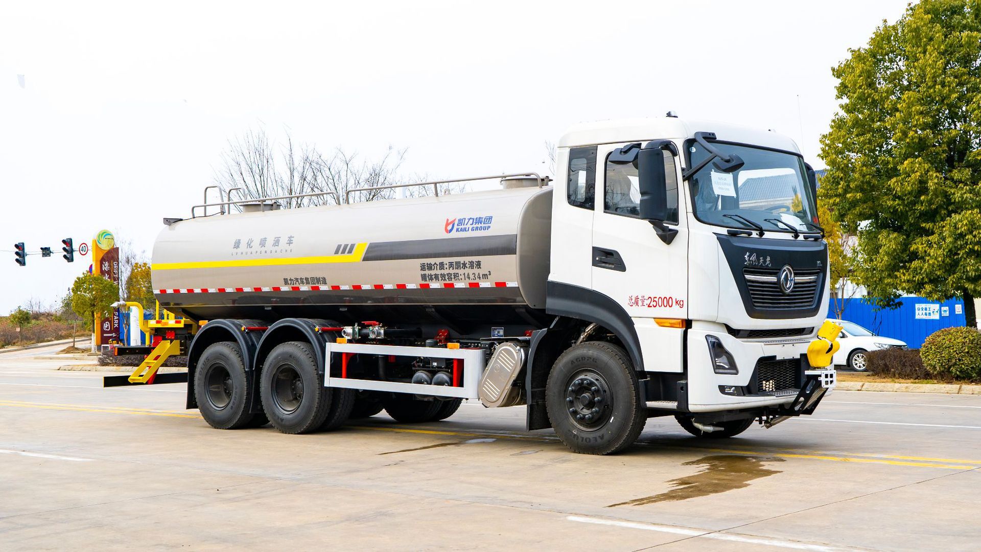 18.5-Ton Dongfeng Tianlong Rear Eight-Wheel Dust-Reducing Vehicle, Spraying to Reduce Dust, Efficient Dust-Reducing Tool for Garden Sanitation and Sprinkler Trucks