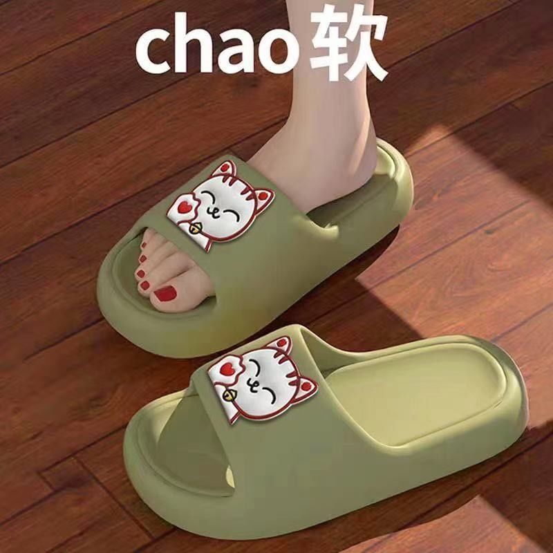 연한 녹색 행운의 고양이