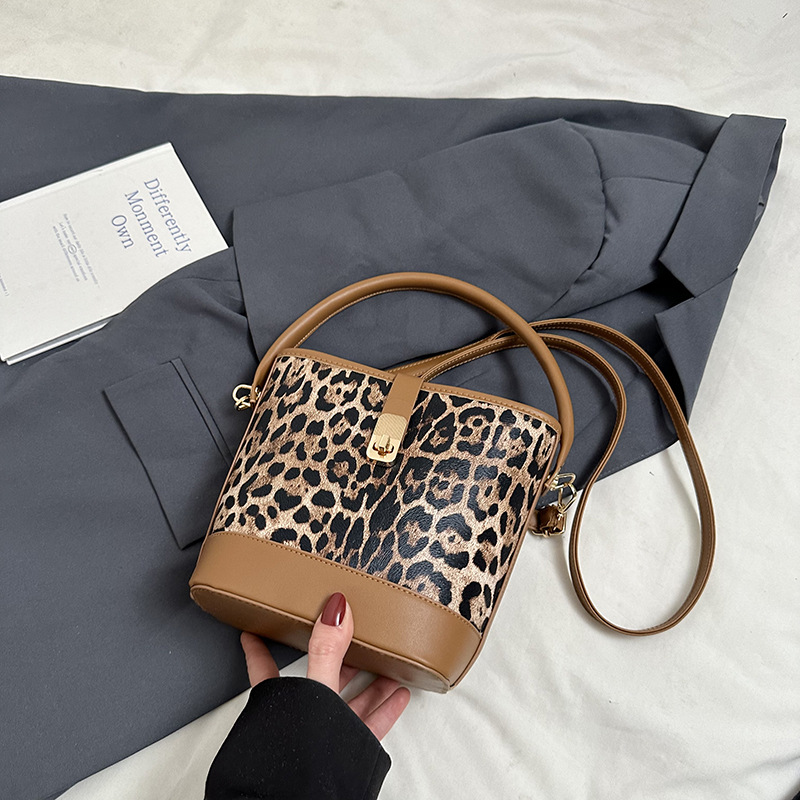 Bolso popular de este año para mujeres otoño invierno 2024 nuevo patrón de leopardo nicho mochila casual bolso de cubo de agua