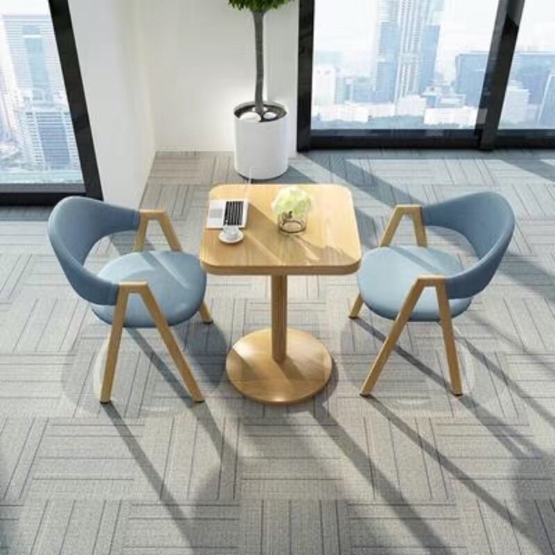 두꺼운 기둥이 있는 원목 사각 테이블 - 파란색 천