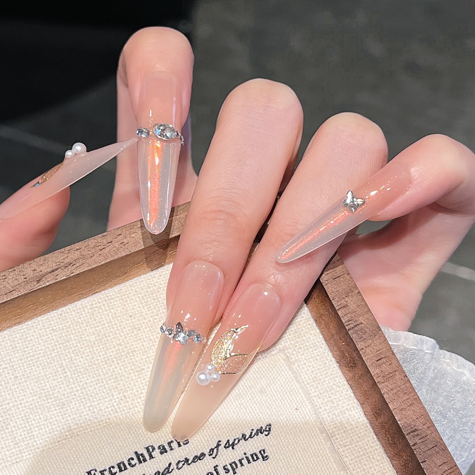 Manual puro nuevo oro sirena parche de uñas mano mano de trabajo de uñas de perro largo desgaste de uñas productos terminados