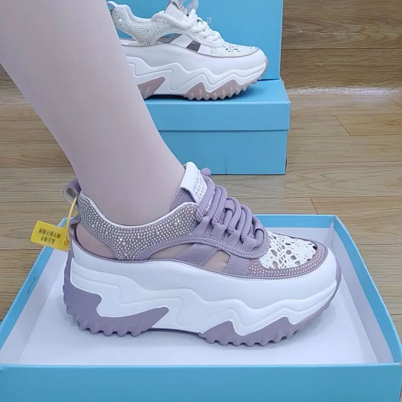 Zapatos deportivos de moda versátiles con suela gruesa aumentando la altura de los zapatos blancos para mujeres en verano de 2026 nuevos zapatos casuales ligeros para padres