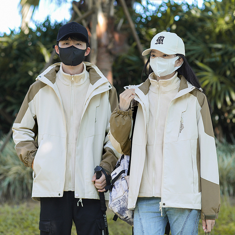 Al aire libre vestir de asalto pareja trajes de montaña más vello engrosado revestimiento desmontable de dos piezas para hombres y mujeres fabricantes en vivo al por mayor