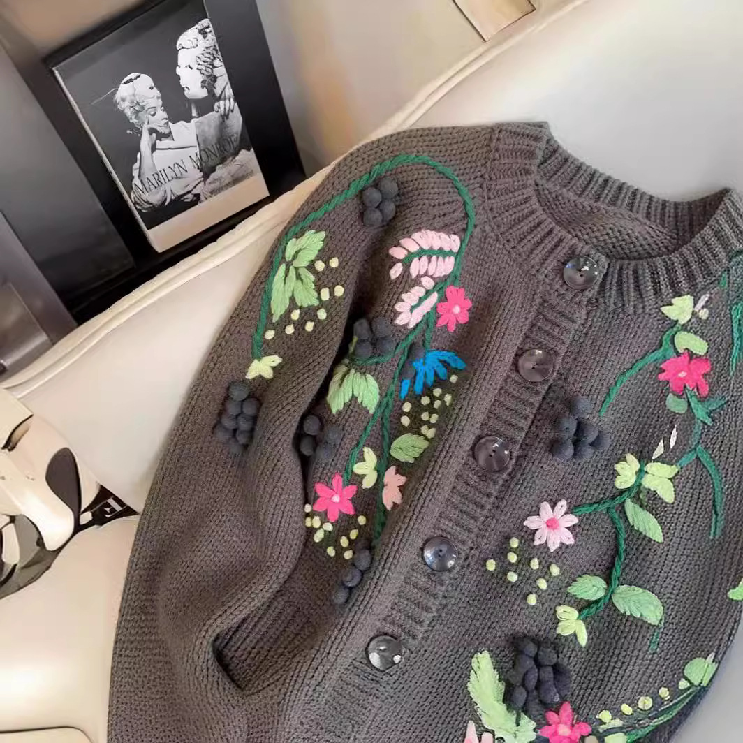 Damenbekleidung, exquisite Strickjacke mit schwerer Stickerei und Blumenmuster, Herbst und Winter dieses Jahres, beliebter modischer und vielseitiger Pullover für Damen_voghion.com