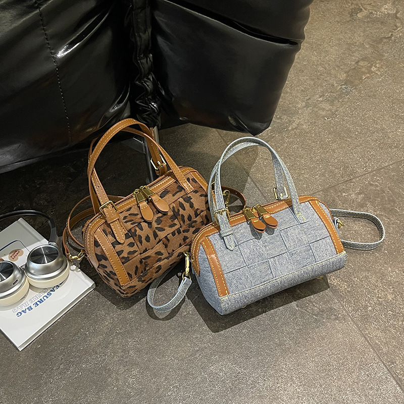 2026 Fall/Winter Fashionable Suede Versatile Handbag Commuting Bag Soft Leather Vintage Simple Style Trendy Crossbody Bag 2026 Fall/Winter Fashionable Suede Versatile Handbag Commuting Bag Soft Leather Vintage Simple Style Trendy Crossbody Bag