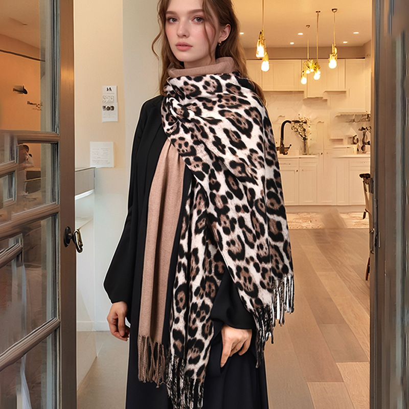 European and American Fashion Popular Imitation Cashmere Leopard Print Color Matching Scarf for Women, Versatile and Stylish Air-Conditioned Room Shawl, Warm Long Scarf