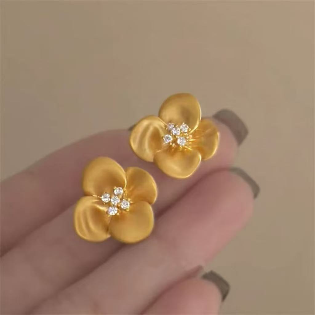 Pendientes de flores tridimensionales con lentejuelas de aguja de plata Pendientes de lujo ligero de alta gama de moda de nicho Pendientes de viento frío al por mayor