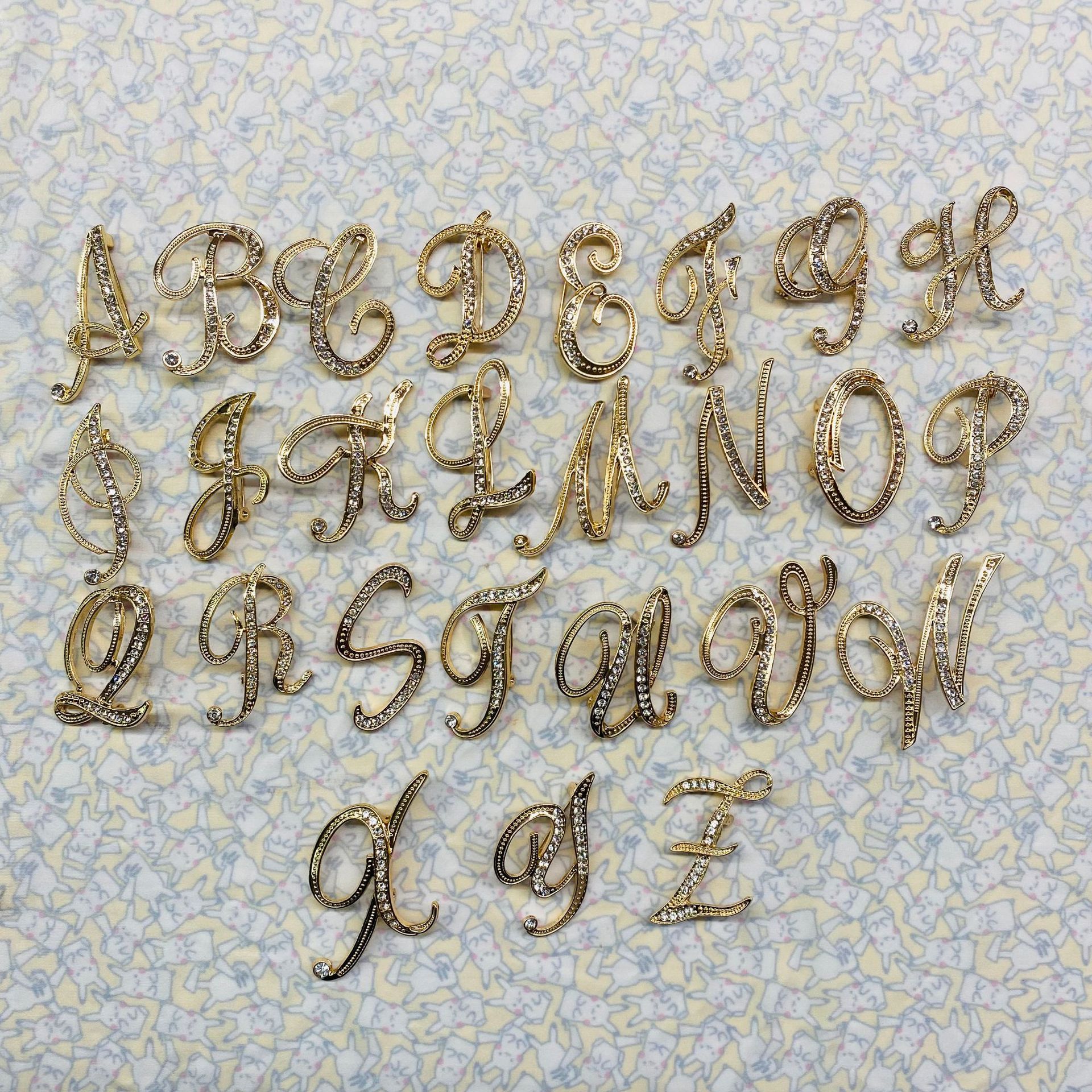 26 개의 영문자가있는 한국식 라인 석 브로치, 다이아몬드와 기질이있는 우아하고 우아한 합금 브로치, 도매