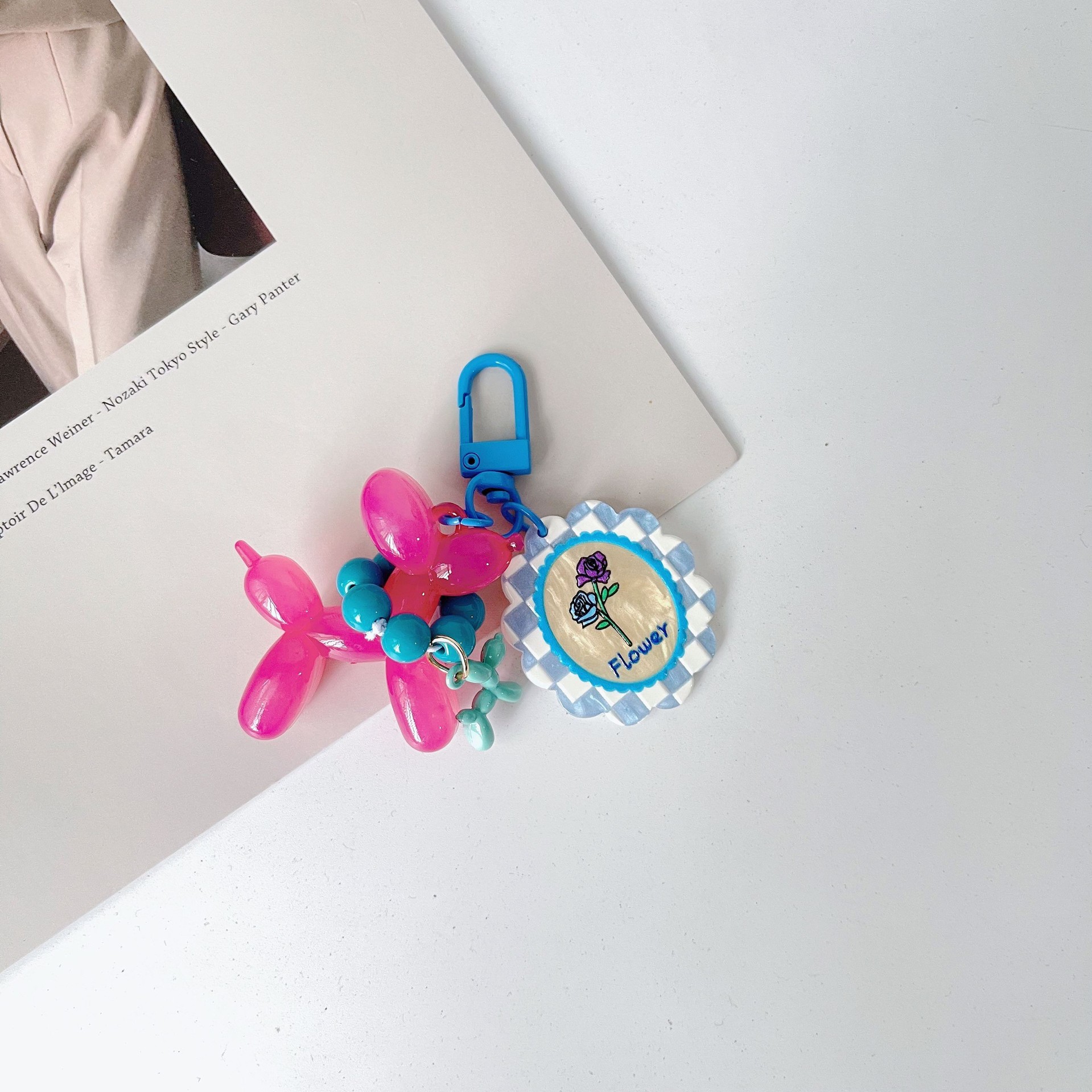 Cachorro azul claro + perro globo rosa