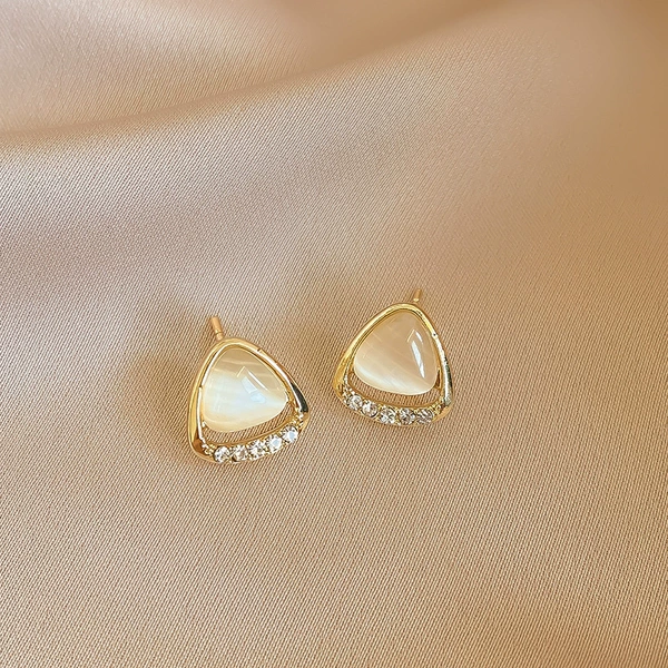 Golden earrings, cat's eye