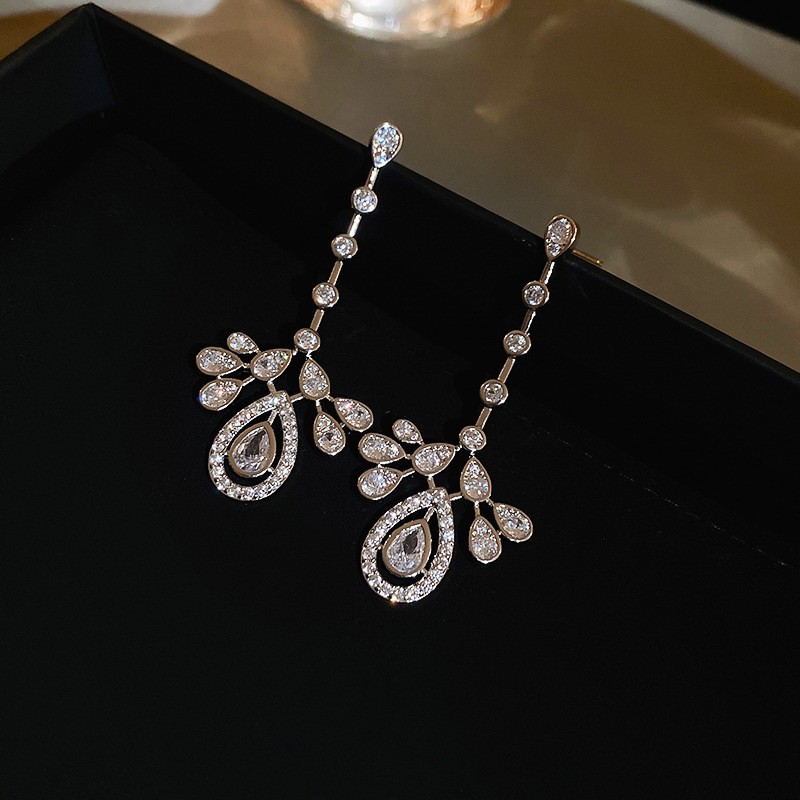 Pendientes de borla de hojas de diamantes súper parpadeantes de plata Pendientes de temperamento de moda Pendientes de diseño de nicho femenino Lujo ligero y de alta gama