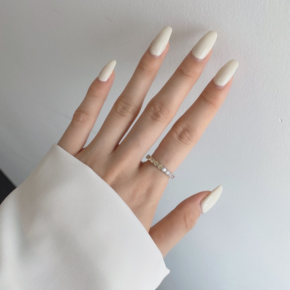 S sterling per le donne con un senso di design di nicchia, lusso leggero, anello in argento con zircone 5A completamente in diamanti trasmesso in diretta_voghion.com