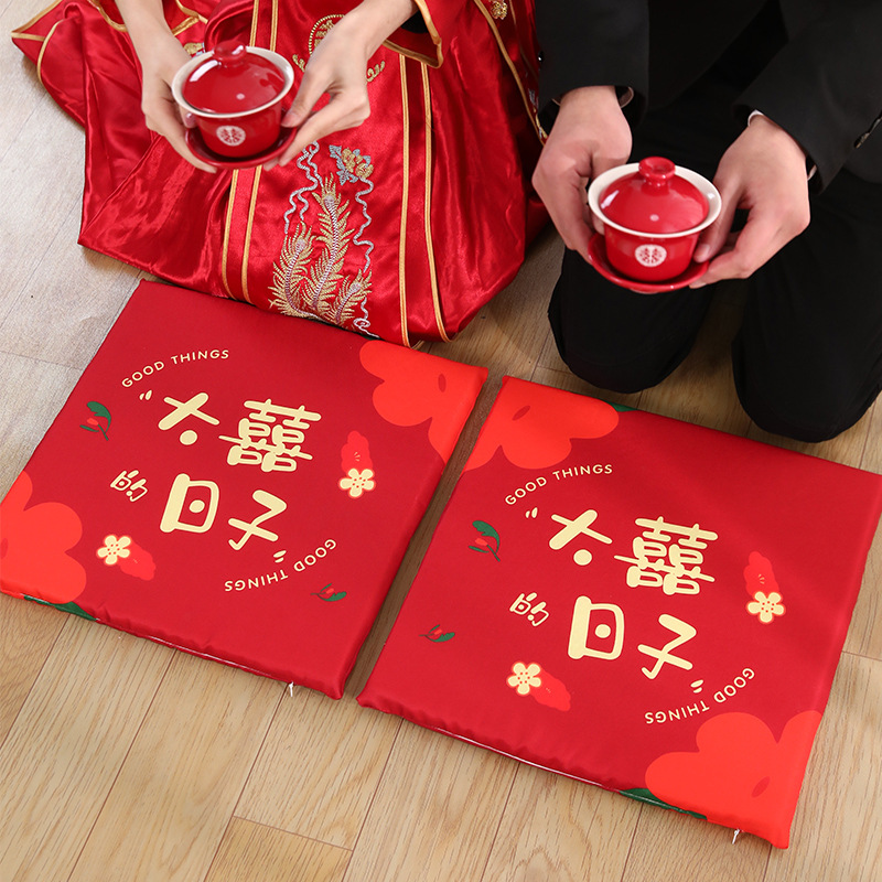 A pair of wedding kneeling cushions, a tea-ceremony kneeling cushion for blessings, a red cushion for the bride to sit on, a wine-tasting and speech-changing cushion, a tea-ceremony blessing cushion with &ldquo;Fu&rdquo; characters.