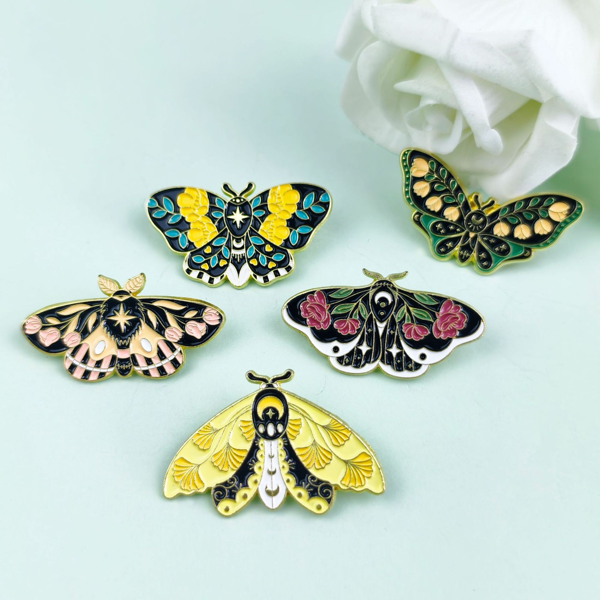 Broche en forma de mariposa de dibujos animados, aceite de gota de aleación, animal, insecto, ropa, top, alfiler, insignia, accesorios, spot al por mayor