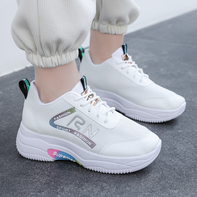 Zapatos casuales de mujer para otoño, zapatillas blancas transpirables de punto con suela gruesa, a la moda, para exteriores, versión coreana, con aumento de altura, venta al por mayor.