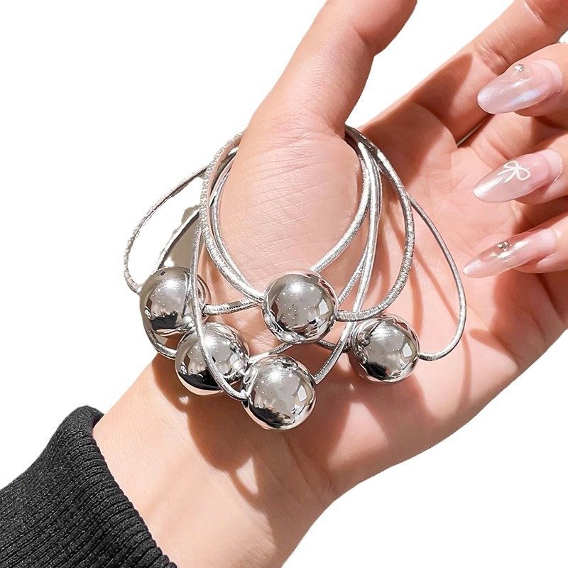 Silverfärgad boll hårsnodd minimalistisk håraccessoar_voghion.com