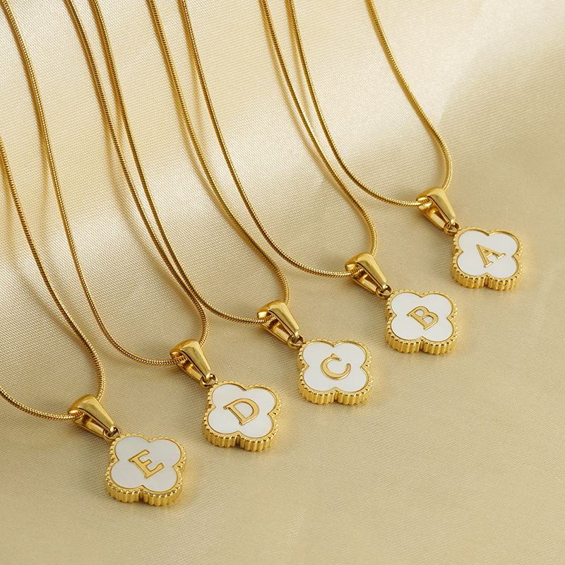 Simple 18K trébol carta Collar para las mujeres ins titanio acero serpiente hueso cadena Shell letra colgante joyería en stock venta al por mayor