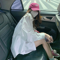 早春のゆるい白いシャツの薄いコート女性の夏2025の新しいデザイン感の小さな日焼け止めシャツの上着