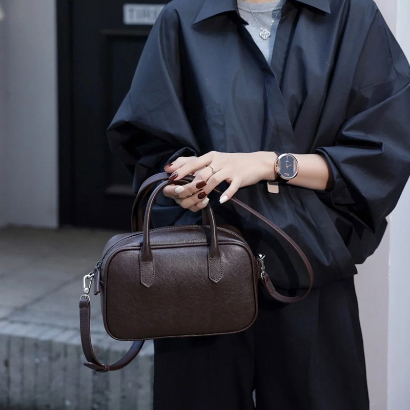 高級感のある植物タンニンなめしの第一層牛革ボストンボウリングバッグ、レディースレトロブラック通勤用ハンドバッグ、ショルダーバッグ、クロスボディバッグ