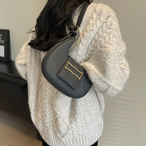Minimalist fashionable temperament 2024 monochrome spring casual this year's popular shoulder bag with underarm handle women's bag