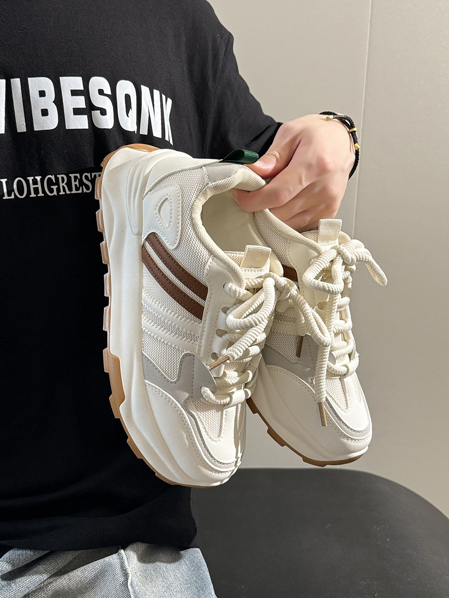 Pequeños zapatos blancos para mujeres 2025 nuevos zapatos deportivos de estudiantes zapatos de skate para mujeres zapatos de carreras casuales con suela plana