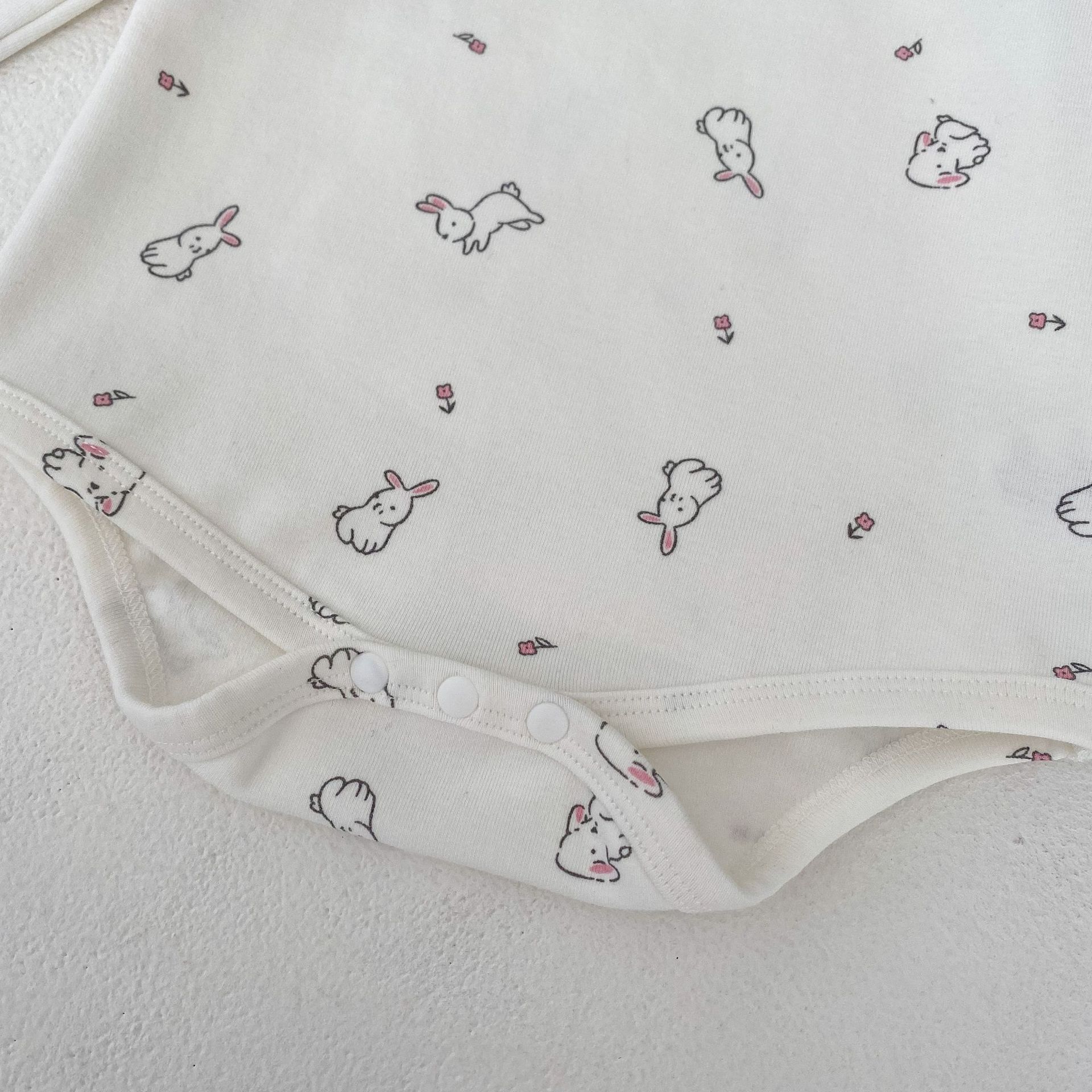 2024 Frühling 0-3 Jahre alte weibliche Baby gedruckt kleine fliegende lange Ärmel Ha Taschen Hintern Overall Crawler Kleidung_voghion.com