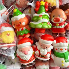 クリスマスの小さなプレゼントは、おもちゃの装飾用品クリスマスツリーの老人ヘラジカのプレゼント卸売りをつまんでいます