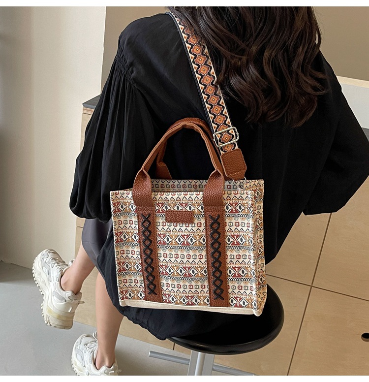Women's Large Canvas Flower Elegant Vintage Style Streetwear Square Zipper Tote Bag display picture 28