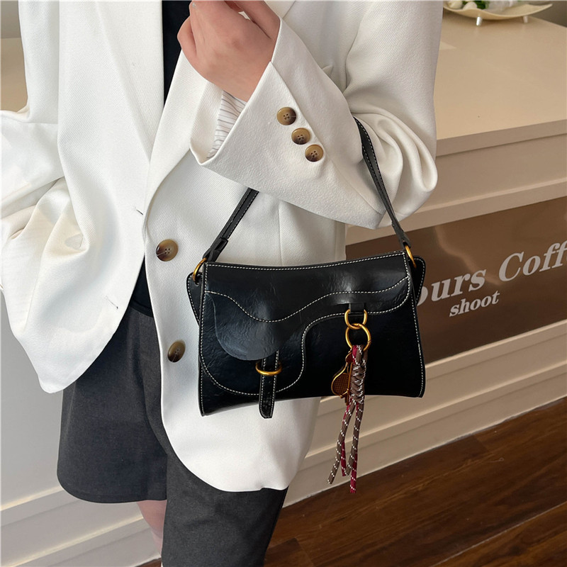 Bolso retro estilo Hong Kong 2025 primavera nuevo bolso femenino bolso de hombro de textura de alta calidad bolso de mensajero estilo motocicleta de moda