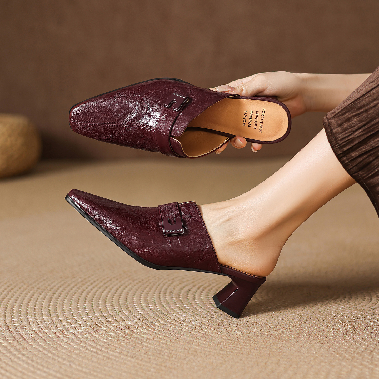 Dép sandal cao gót nữ mũi nhọn quai ngang da dê gót thô 5 cm — đen