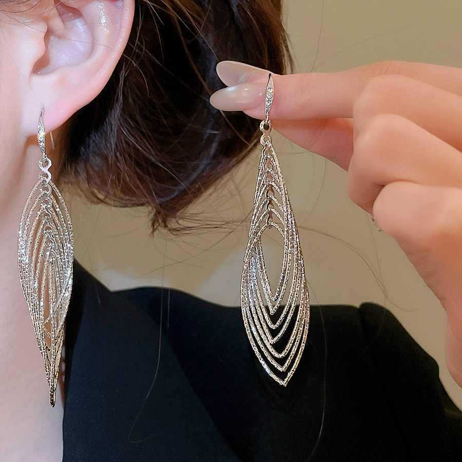 Líneas de diamante de alto nivel de sensación de auriculares 2025 nuevo estilo de cena aretes de aretes de aretes ganchos de aretes