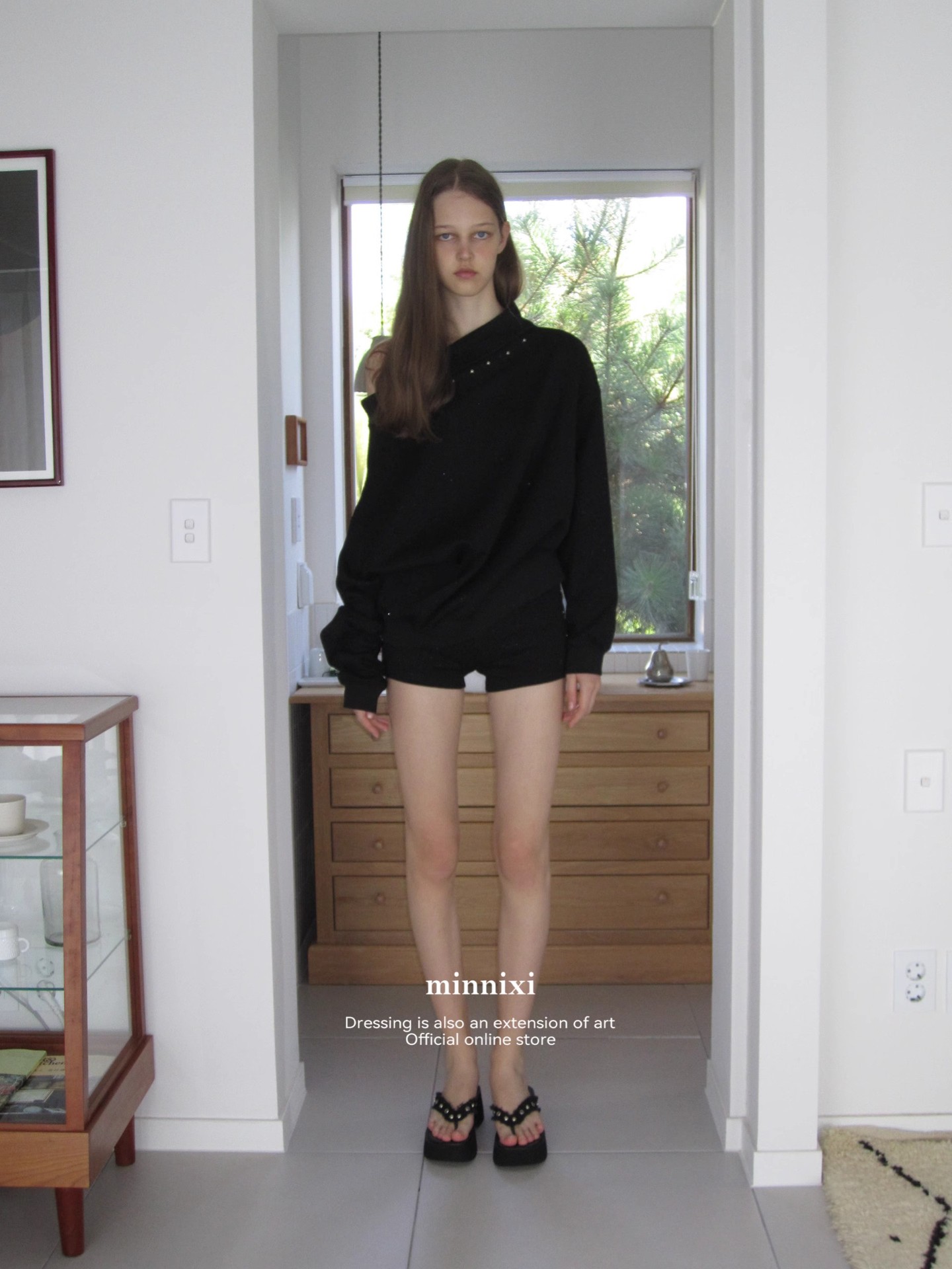 2024 新しいオリジナルデザインのニッチなオフショルダーリベット付き長袖スウェットシャツ、女性用、人気のレイジーホットガールスタイル