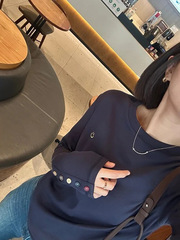 直播热卖撞色纽扣刺绣笑脸T恤女圆领正肩显瘦百搭休闲长袖打底衫
