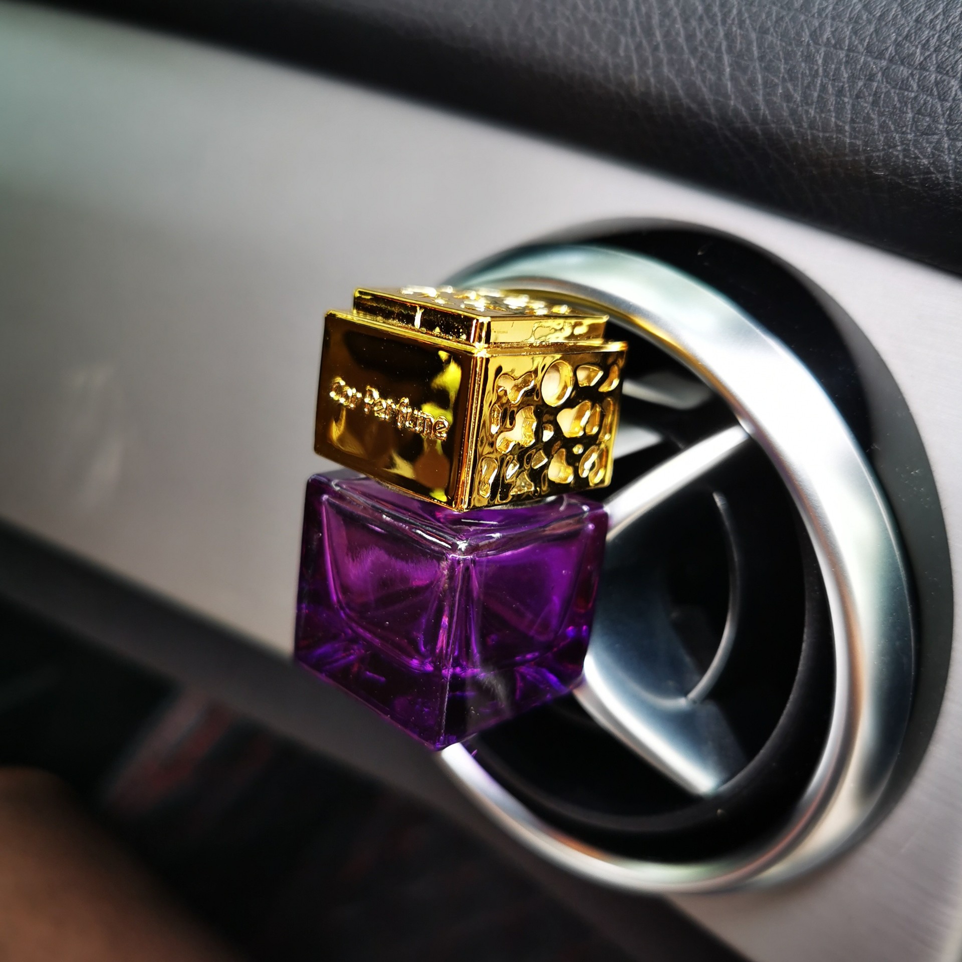 Car air freshener hanger, hanging type essential oil bottle, car fragrance, square deodorizer, rearview mirror car ornament, small car pendant