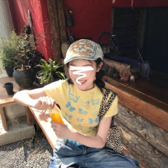 肩の半袖tシャツの女性の夏の新型の黄色の蝶のプリントのドーパミンの甘い修身はやせているギャルの短い上着を現します。