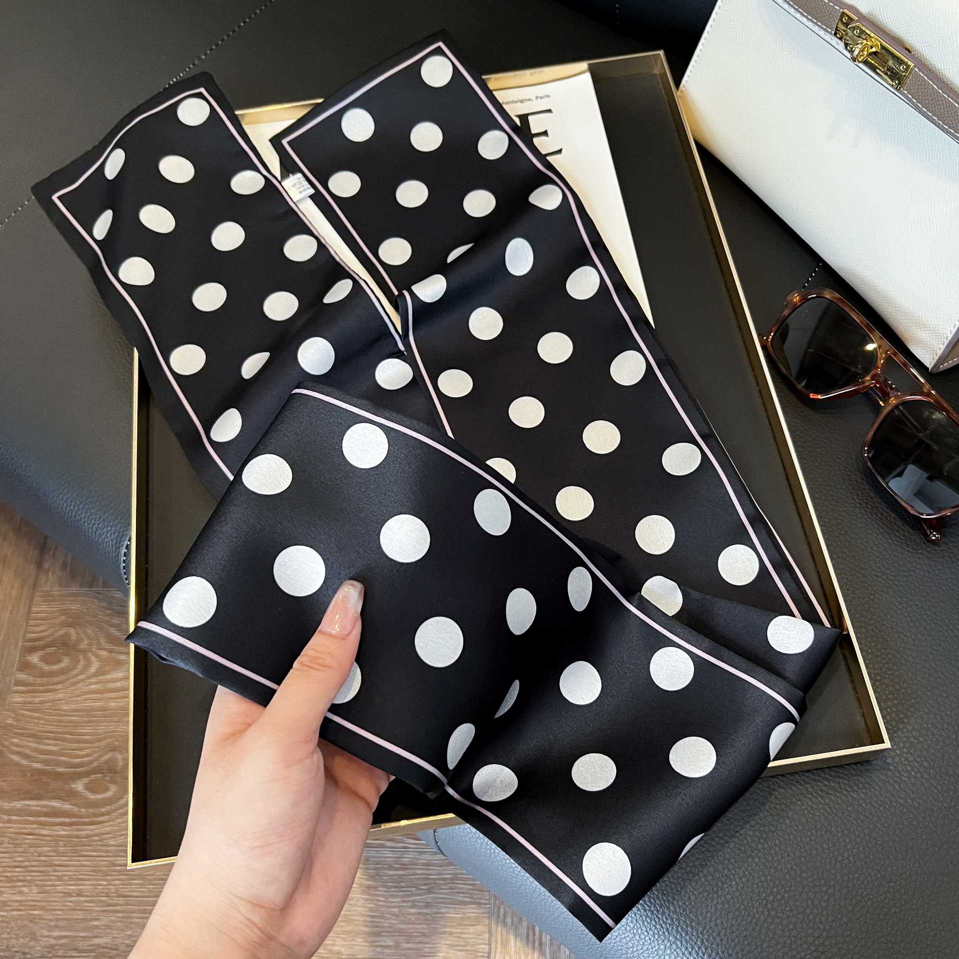 Nueva bufanda de seda pequeña banda larga estrecha para el cabello mujer estilo primavera y otoño moda madre bufanda estilo verano estilo fino serpentina bufanda al por mayor