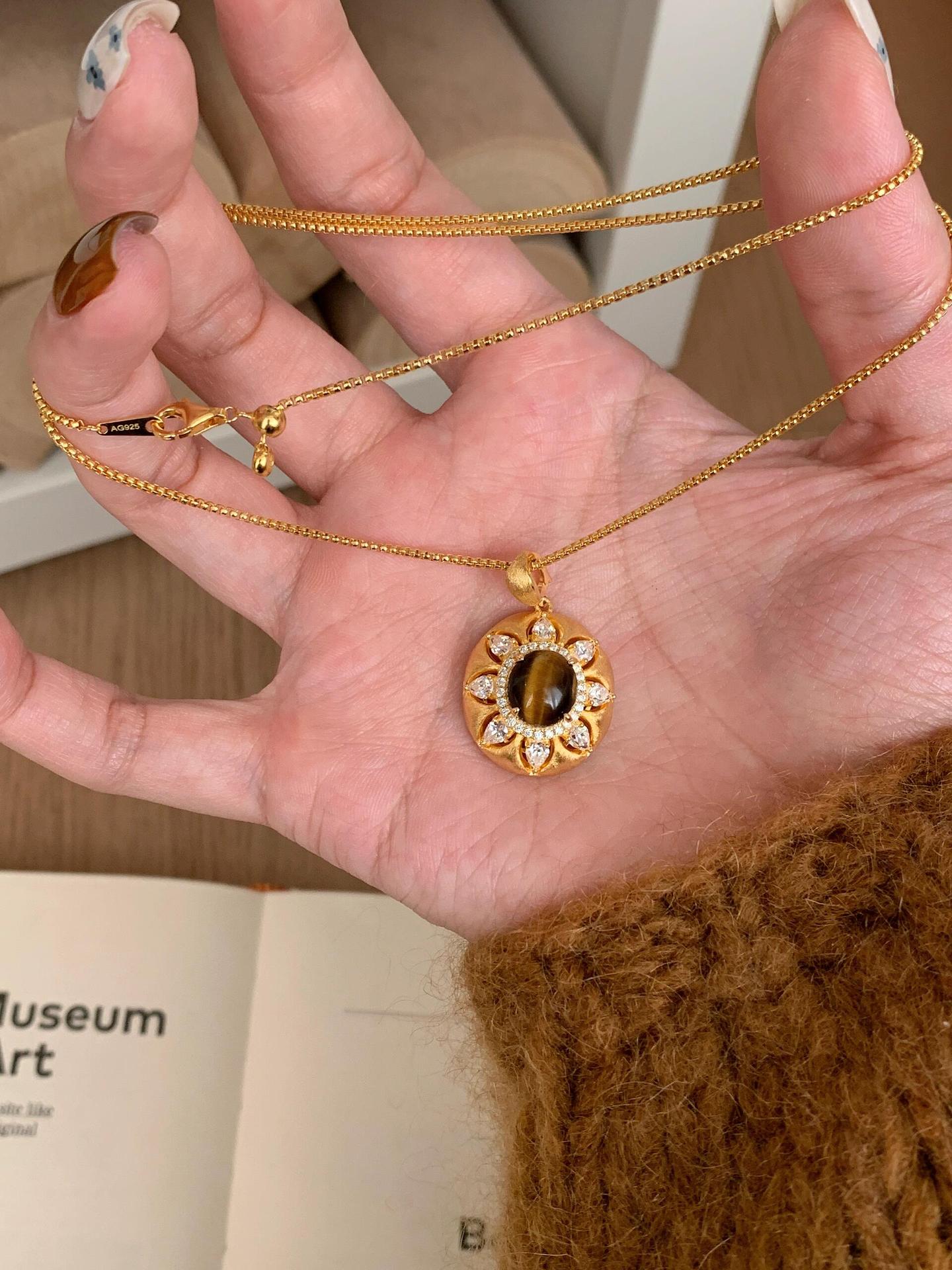 Light Meladra Silk Sunflower Necklace For Women, Vintage European And American Style Sweater Chain, Niche_voghion.com