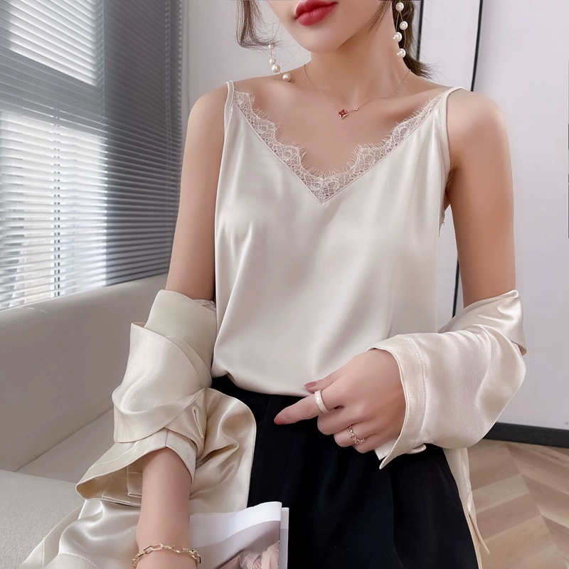 Летний кружевной топ для женщин, имитация шелка, гладкая ткань, универсальный базовый слой для повседневной носки, модный дизайн с вырезом на шее.