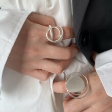 ����������ԲȦ��ָŮ����ʱ�и��Կ���������˿���ָ��ʳָ�䳱