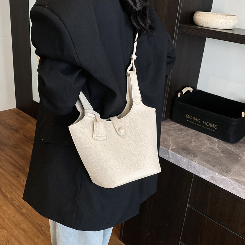 Moda coreana de gran capacidad bolsas de cubo de mano mujeres 2025 primavera y verano nueva canasta de lichi mochila de hombro