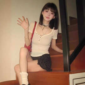 美式性感纯色V领纽扣正肩短袖T恤女夏季纯欲辣妹修身显瘦短款上衣