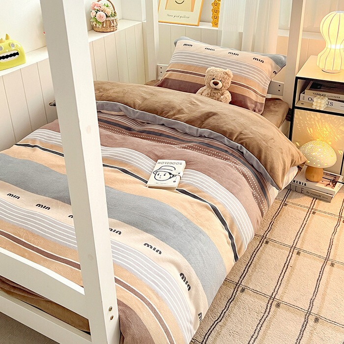 New Three-Piece Bed Sheet and Quilt Cover Set, Fresh Autumn and Winter Milk Velvet Thickened and Warm, Suitable for Staff and Student Dormitories