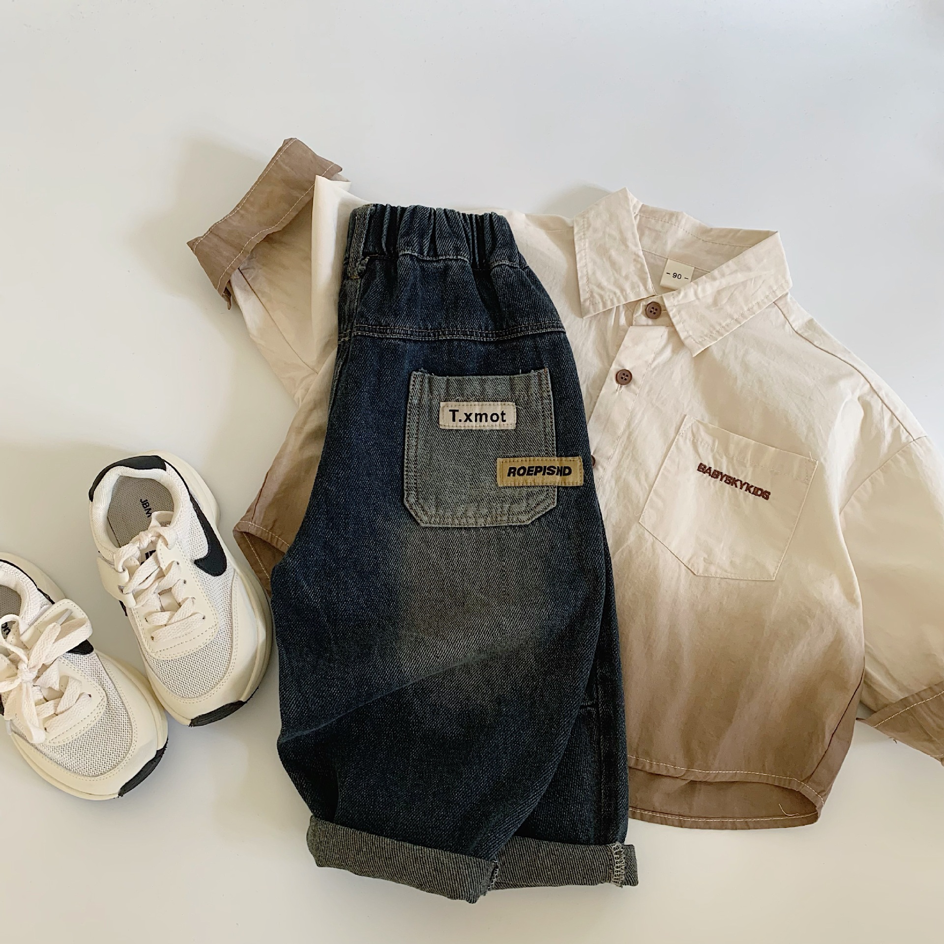 Jeans infantiles Mai Bao de primavera y otoño de 2025, nuevos productos para niños, pantalones casuales de bolsillo de dos colores coreanos, pantalones largos de estilo exterior.