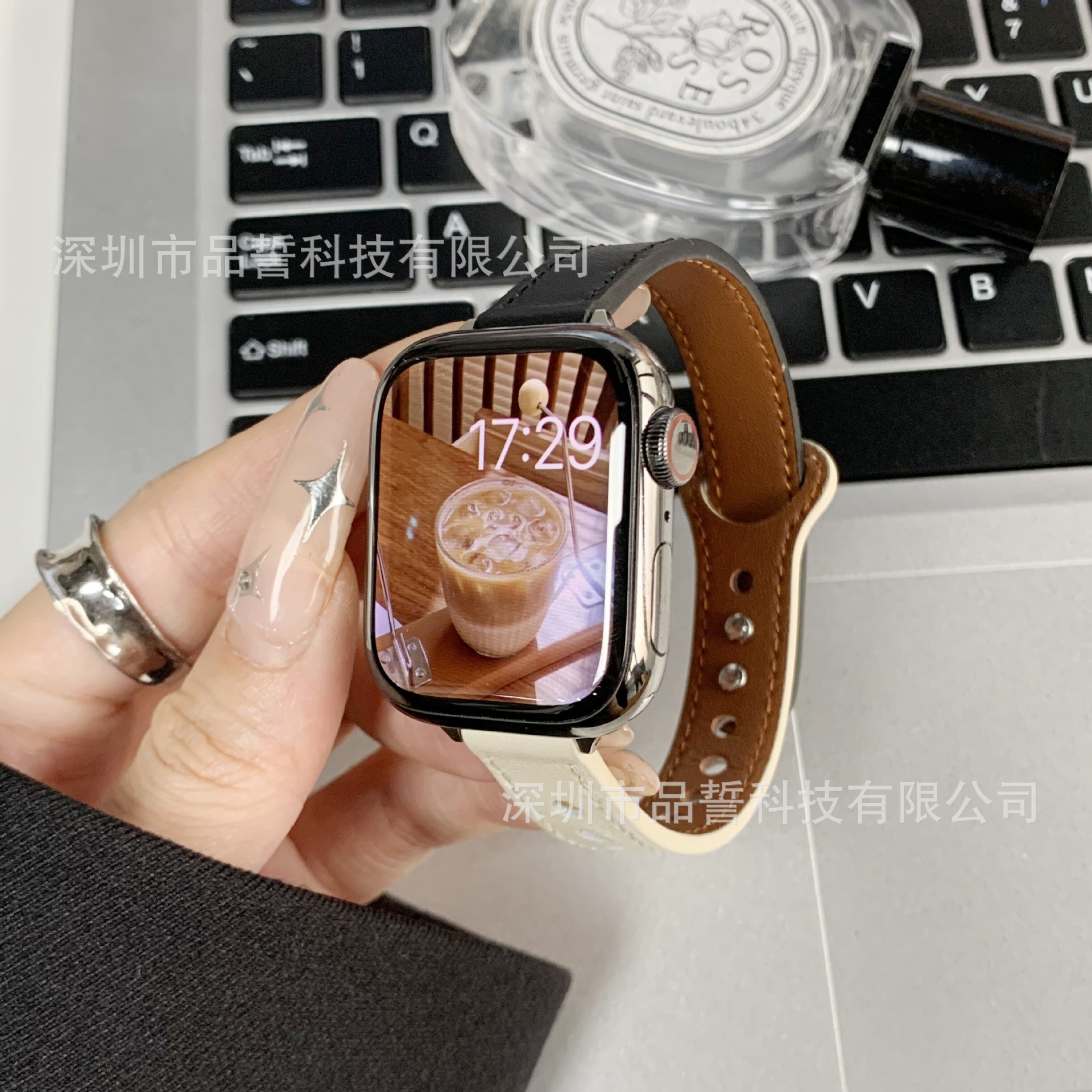 검은 철자 쌀 흰색