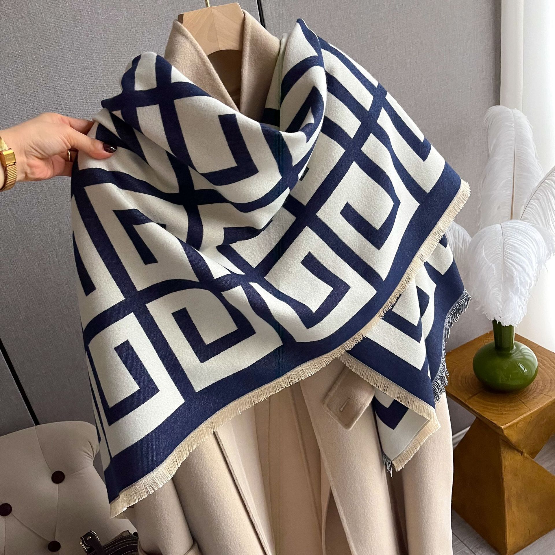 Estilo coreano de moda de doble cara de Cachemira como chal en forma de espalda engrosada bufanda cálida Otoño e Invierno Nueva bufanda cuadrada exterior de gran tamaño