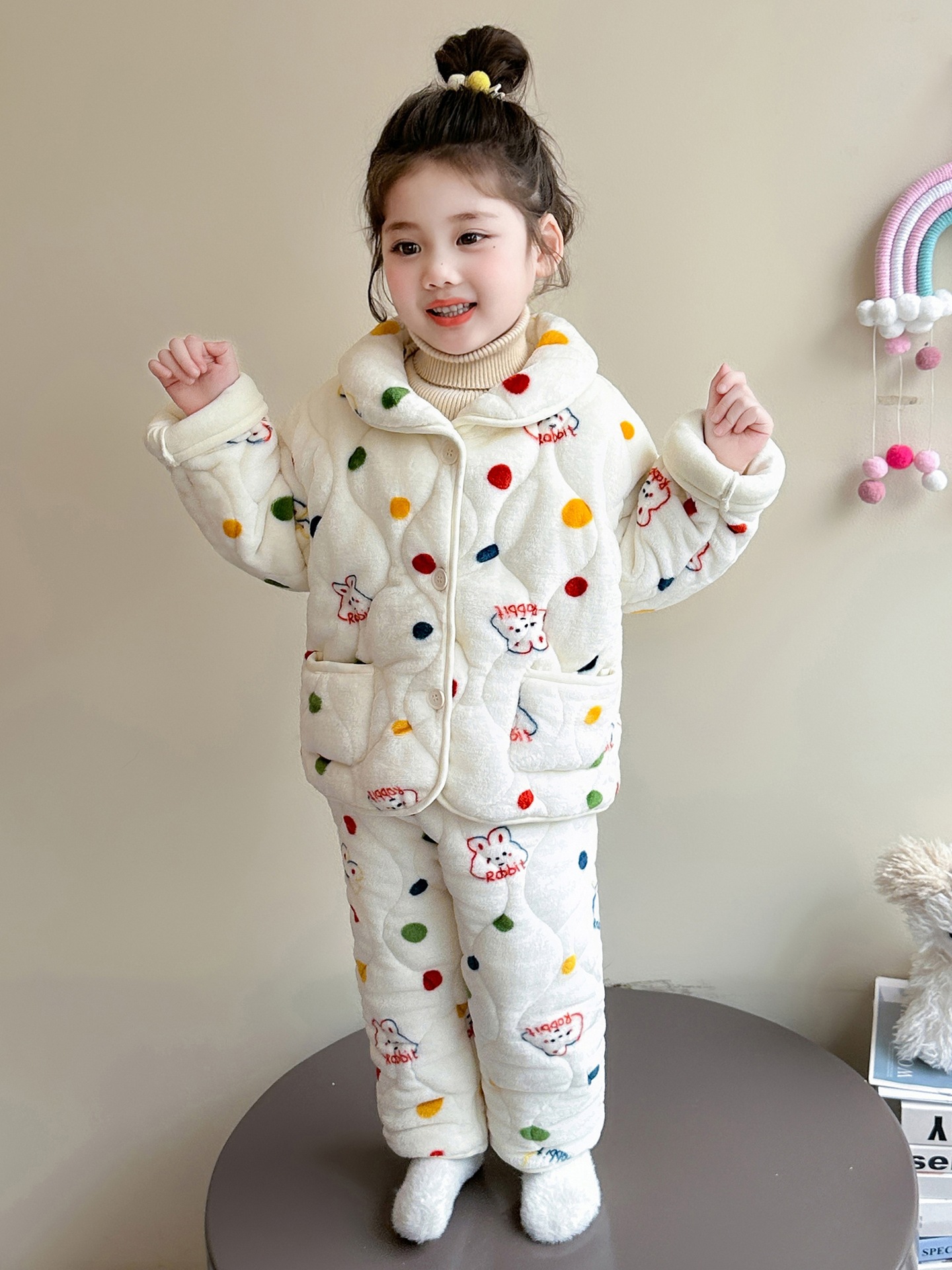 Niñas de tres capas pijamas de algodón intercalado otoño y invierno 2025 nuevo bebé invierno de lana gruesa ropa de hogar ropa de invierno infantil